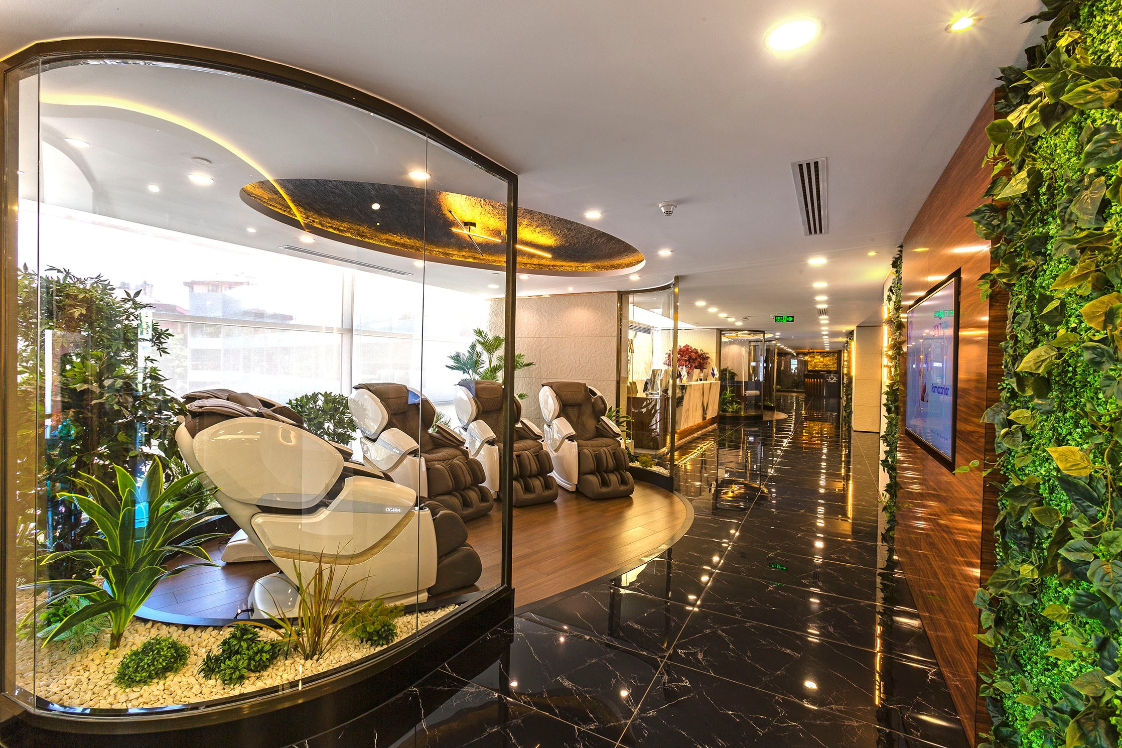 Espace relaxation de DentSpa Istanbul avec fauteuils de massage