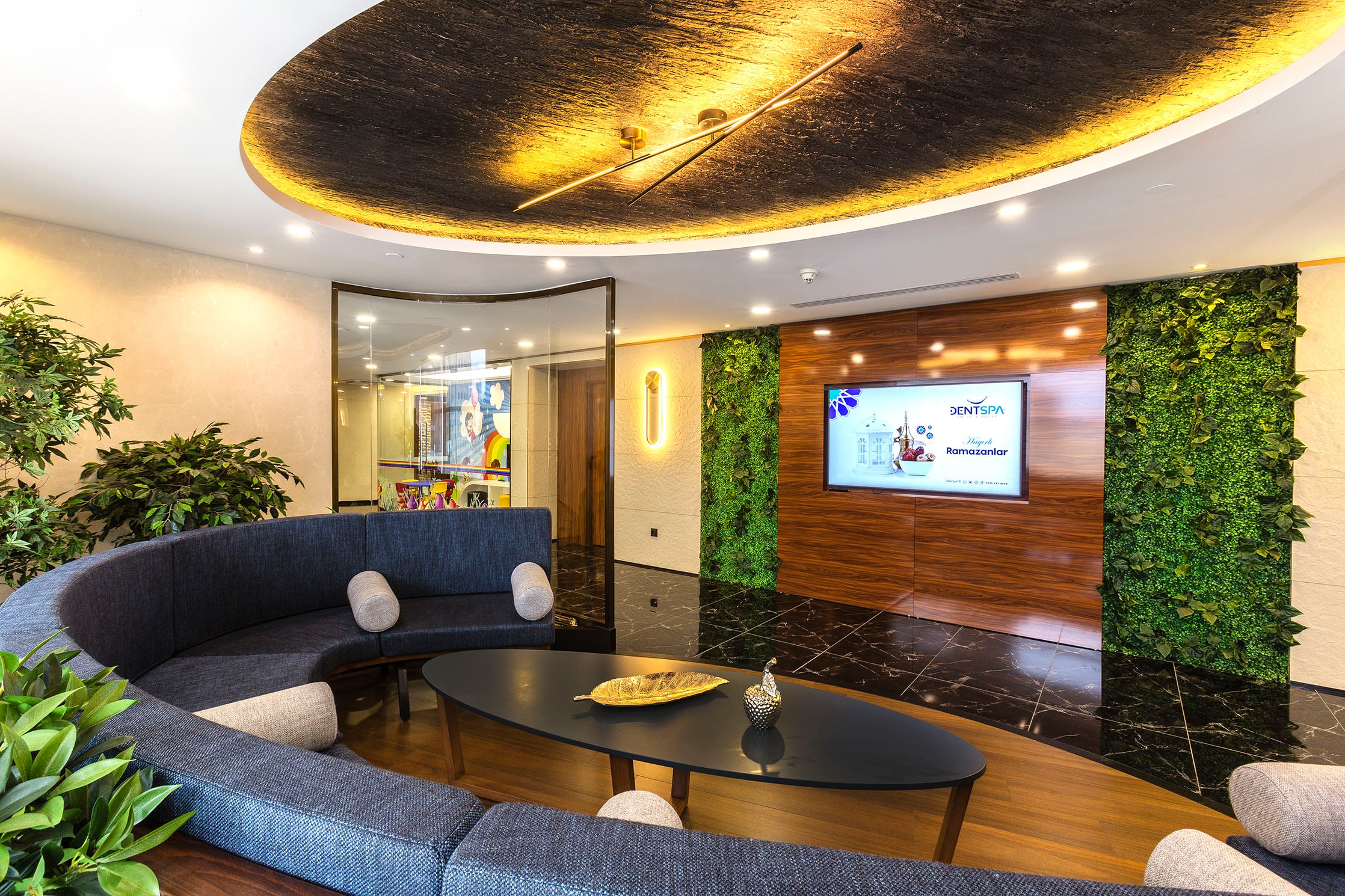 Espace lounge patients de DentSpa Istanbul avec mur végétal