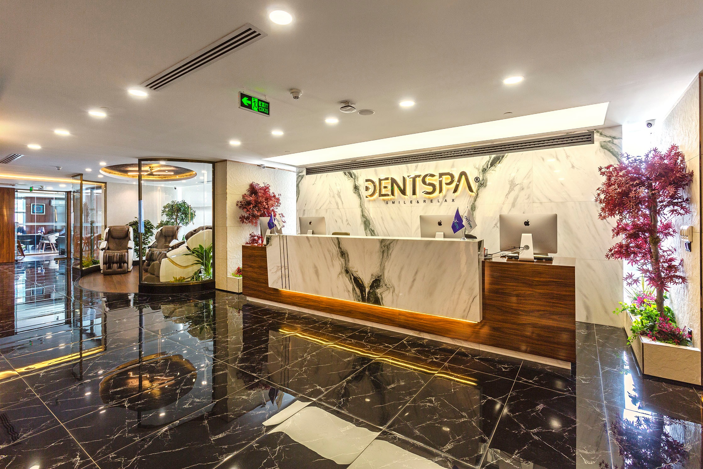 Réception de la clinique DentSpa Istanbul avec logo doré